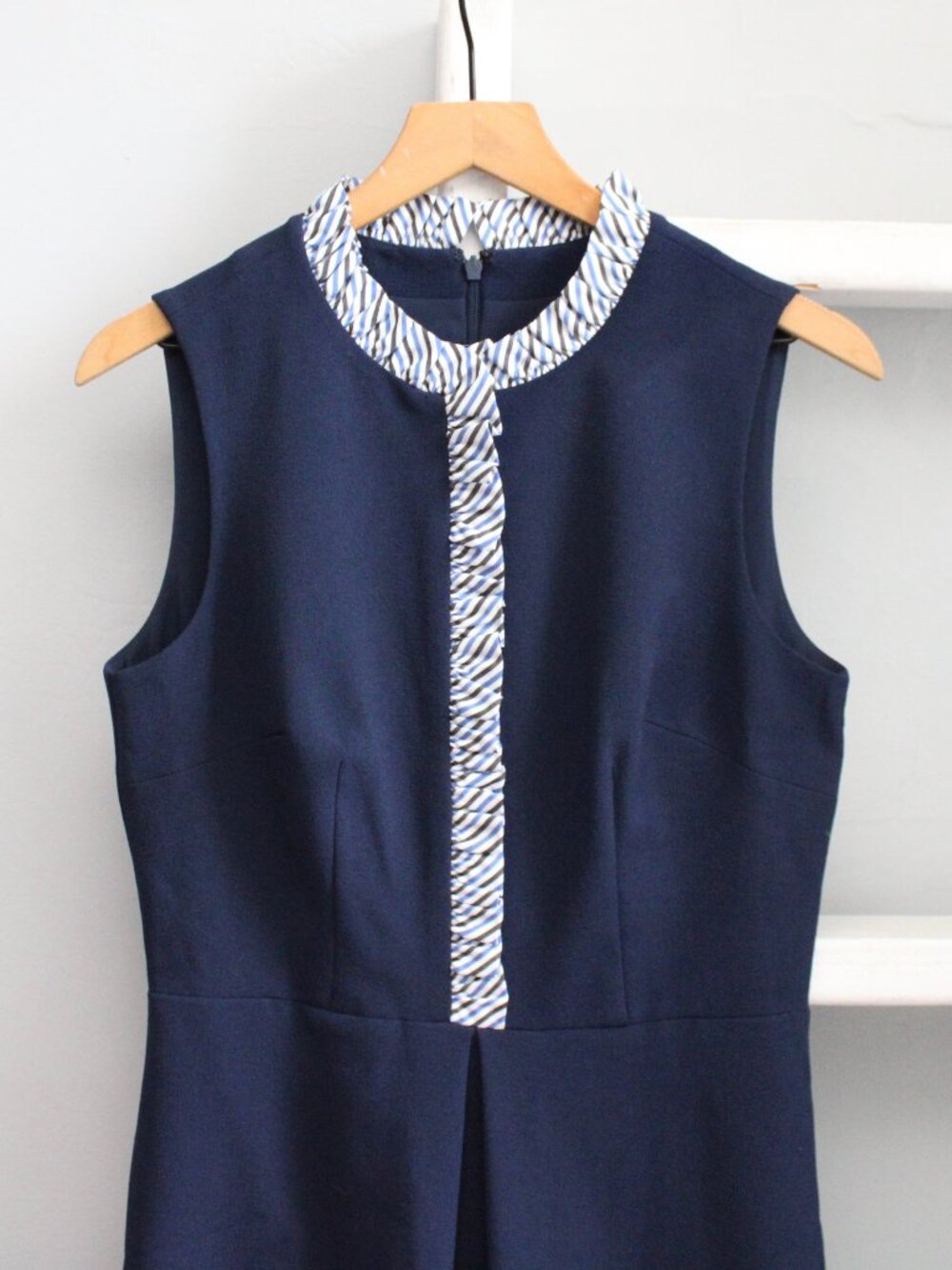 Eliza J Ruffle Striped Trim Sleeveless Crepe Navy Blue Above The Knee Dress sz 8 - Picture 5 of 7